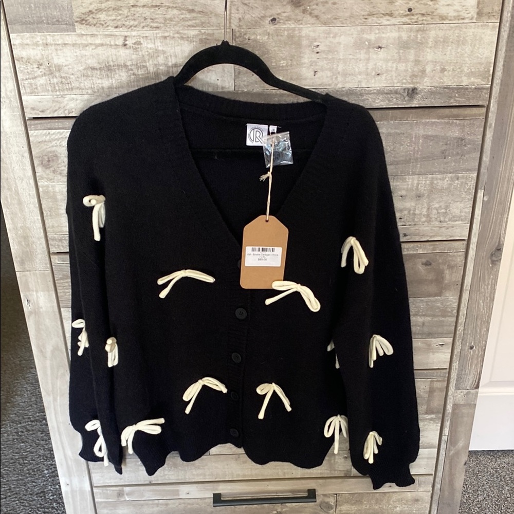 L/Xl Very Moda Black and Cream Cardigan with Playful Design
